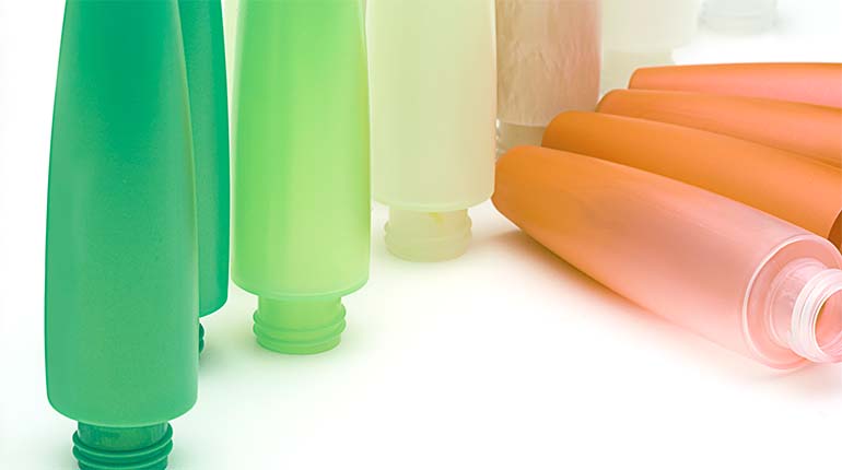 Případová studie termoplastů: Čisticí granulát pro změnu barvy při výrobě obalů na kosmetiku z polymeru SAN